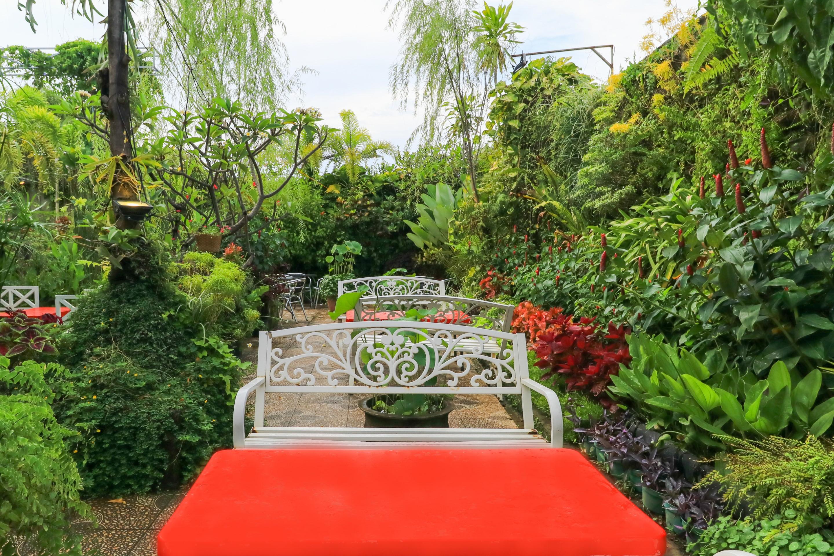 Labuana Homestay & Cafe Garden Makassar Exterior photo