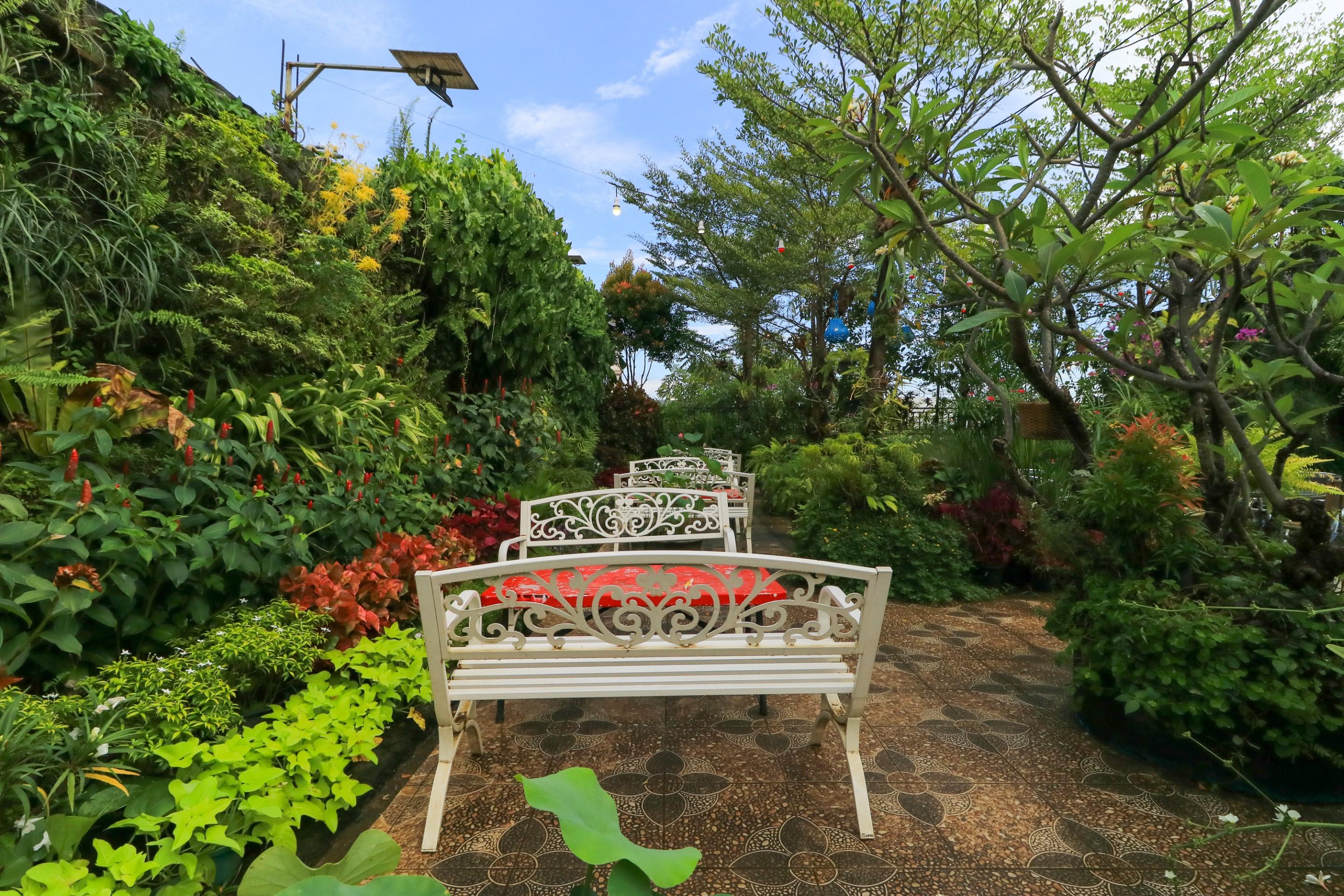 Labuana Homestay & Cafe Garden Makassar Exterior photo