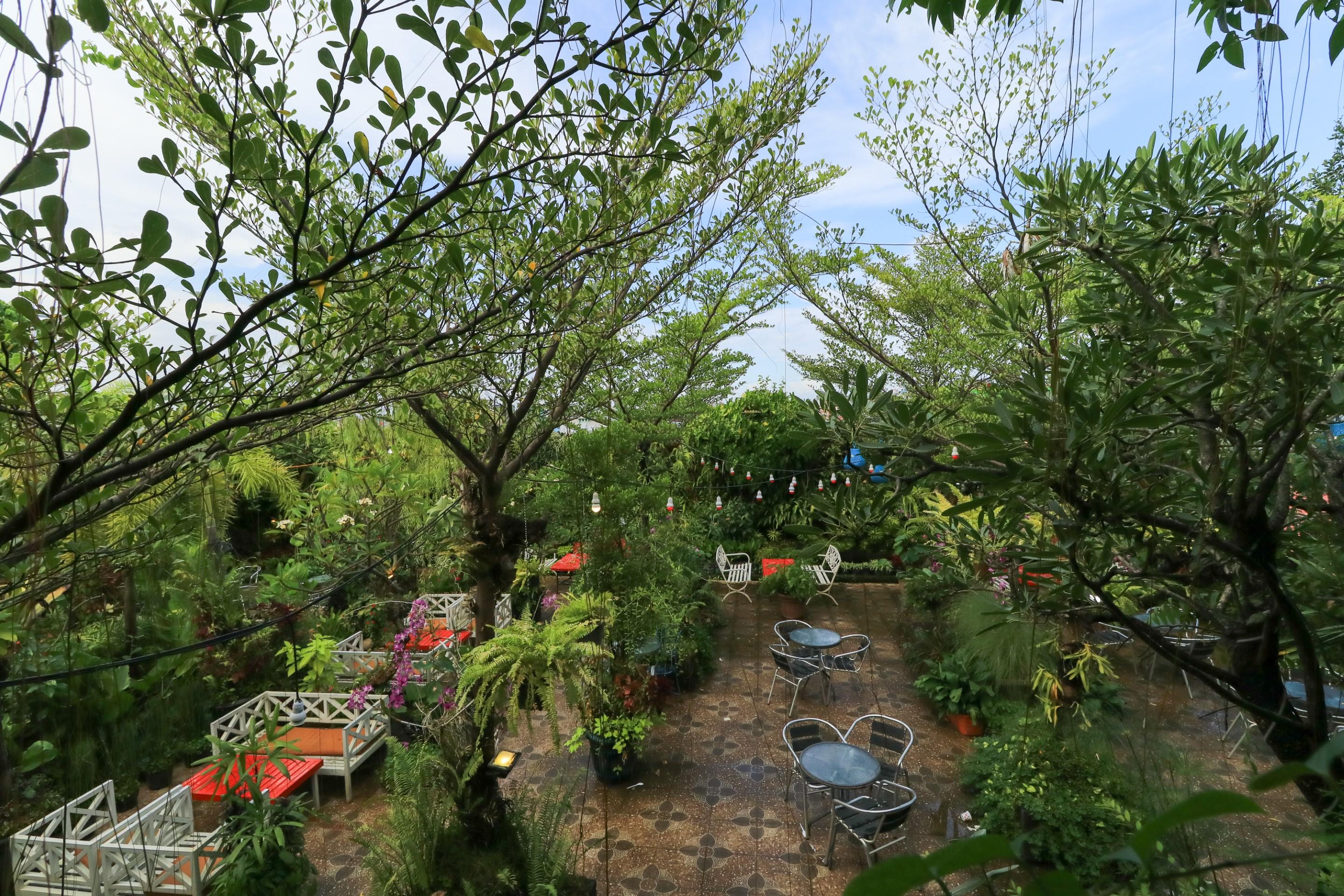 Labuana Homestay & Cafe Garden Makassar Exterior photo